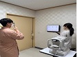시력 검사를 받는 환자
