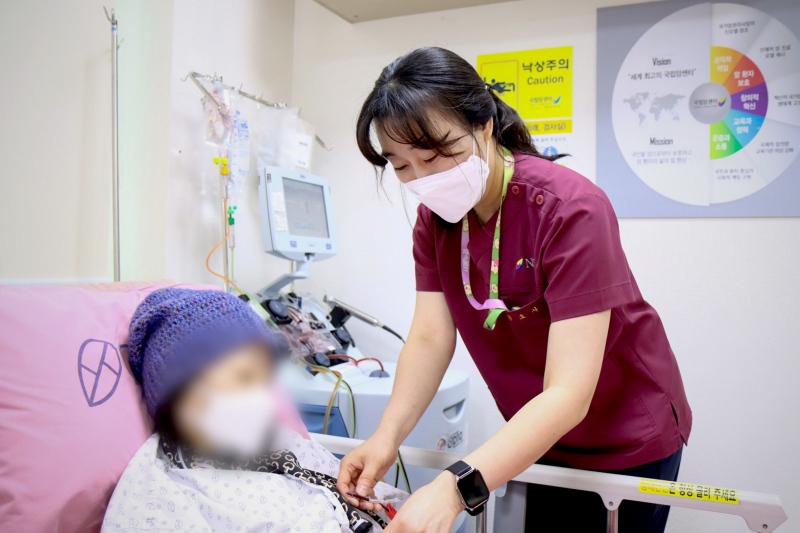 환자에게 치료를 수행하고 있는 공정희 수간호사