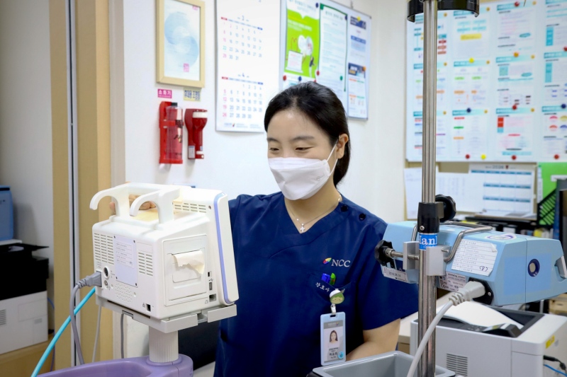 환자 상태를 확인하고 있는 허유미 간호사