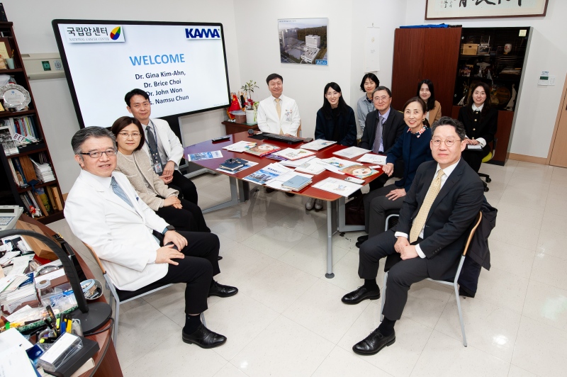 KAMA 회장단 방문 기념 촬영